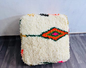 Pouf marocain artisanal en laine ,Beni Ourain, coussin carré Azila, boho pouf