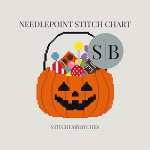 Könnte beinhalten: Eine Stickvorlage mit einem verpixelten orangefarbenen Kürbiseimer, der mit bunten Süßigkeiten gefüllt ist. Der Text NEEDLEPOINT STITCH CHART und STITCHESBYBTCHES steht über und unter der Grafik, ergänzt durch ein kreisförmiges SB-Logo.