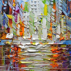 Puede incluir: Pintura abstracta de un horizonte urbano con edificios coloridos reflejados en una masa de agua. La pintura est&aacute; realizada en un estilo grueso e impasto, con pinceladas visibles.
