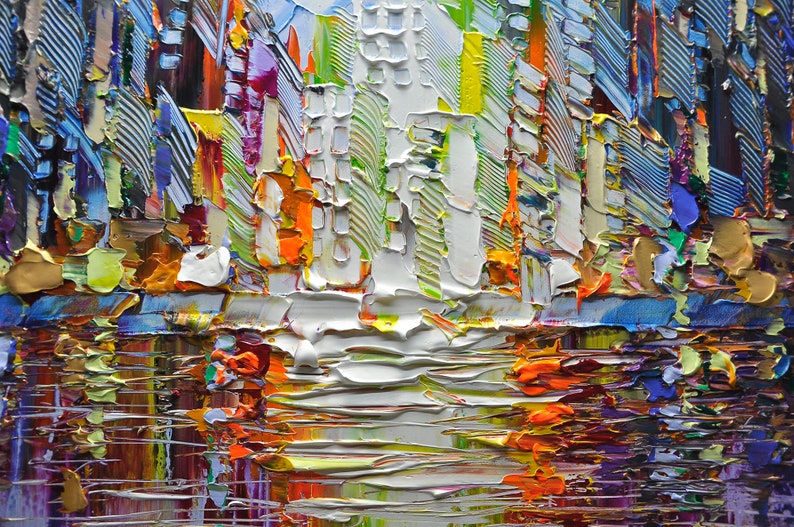 Puede incluir: Pintura abstracta de un horizonte urbano con edificios coloridos reflejados en una masa de agua. La pintura est&aacute; realizada en un estilo grueso e impasto, con pinceladas visibles.