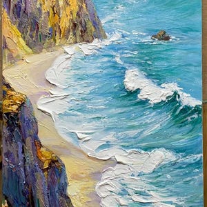 Puede incluir: Pintura al &oacute;leo de una escena costera con playa, acantilados y olas del oc&eacute;ano. Los acantilados est&aacute;n pintados en tonos de amarillo, morado y naranja. El oc&eacute;ano es de un turquesa vibrante y el cielo es azul claro.