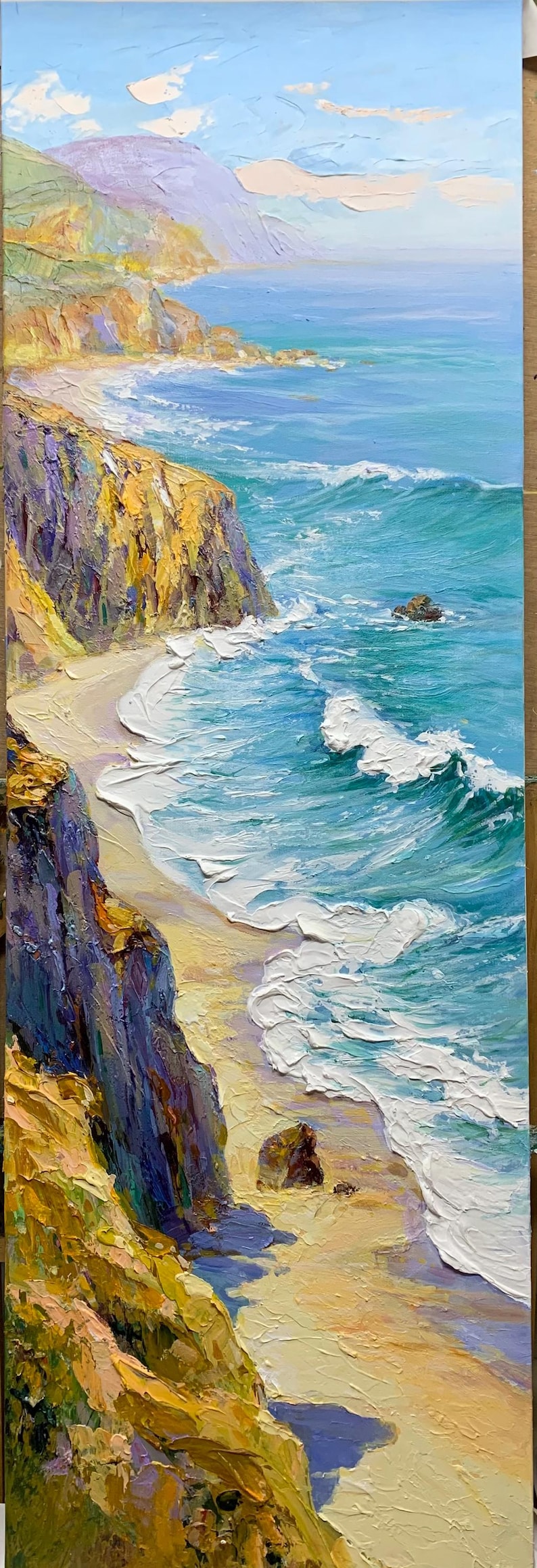 Puede incluir: Pintura al &oacute;leo de una escena costera con playa, acantilados y olas del oc&eacute;ano. Los acantilados est&aacute;n pintados en tonos de amarillo, morado y naranja. El oc&eacute;ano es de un turquesa vibrante y el cielo es azul claro.