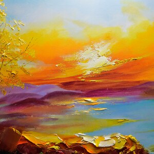 K&ouml;nnte beinhalten: Ein Gem&auml;lde, das einen Sonnenuntergang &uuml;ber einem See mit einem goldenen Baum im Vordergrund zeigt. Der Himmel ist in leuchtenden Orange- und Gelbt&ouml;nen gehalten, mit wei&szlig;en und rosafarbenen Wolken. Der See ist tiefblau, mit Reflexionen des Sonnenuntergangs auf dem Wasser. Der Baum ist leuchtend gelb, mit fast goldenen Bl&auml;ttern.
