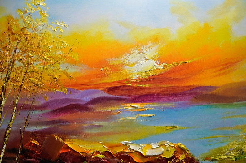 K&ouml;nnte beinhalten: Ein Gem&auml;lde, das einen Sonnenuntergang &uuml;ber einem See mit einem goldenen Baum im Vordergrund zeigt. Der Himmel ist in leuchtenden Orange- und Gelbt&ouml;nen gehalten, mit wei&szlig;en und rosafarbenen Wolken. Der See ist tiefblau, mit Reflexionen des Sonnenuntergangs auf dem Wasser. Der Baum ist leuchtend gelb, mit fast goldenen Bl&auml;ttern.