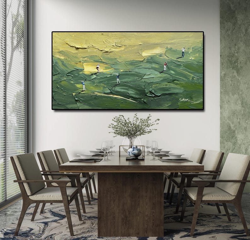 Op de afbeelding: Een olieverfschilderij dat een golfbaan met golfers afbeeldt. Het kunstwerk heeft een textuur, impasto-stijl met tinten groen en geel. Het ingelijste schilderij hangt boven een eettafel.