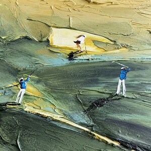 Op de afbeelding: Textuurrijk olieverfschilderij dat een golfsc&egrave;ne uitbeeldt met drie figuren in actie. Het kunstwerk maakt gebruik van een palet van groen, geel en blauw, met zichtbare penseelstreken die een gevoel van diepte en beweging cre&euml;ren.