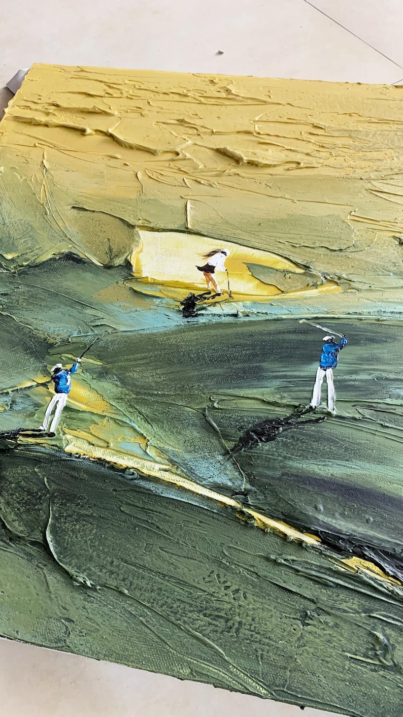Op de afbeelding: Textuurrijk olieverfschilderij dat een golfsc&egrave;ne uitbeeldt met drie figuren in actie. Het kunstwerk maakt gebruik van een palet van groen, geel en blauw, met zichtbare penseelstreken die een gevoel van diepte en beweging cre&euml;ren.