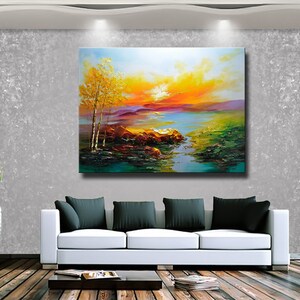 K&ouml;nnte beinhalten: Ein Gem&auml;lde, das einen Sonnenuntergang &uuml;ber einem See mit einer kleinen Insel in der Mitte zeigt. Der Himmel ist eine Mischung aus Orange, Gelb und Rosa. Auf der linken Seite des Gem&auml;ldes befinden sich B&auml;ume und auf der rechten Seite gr&uuml;nes Gras.