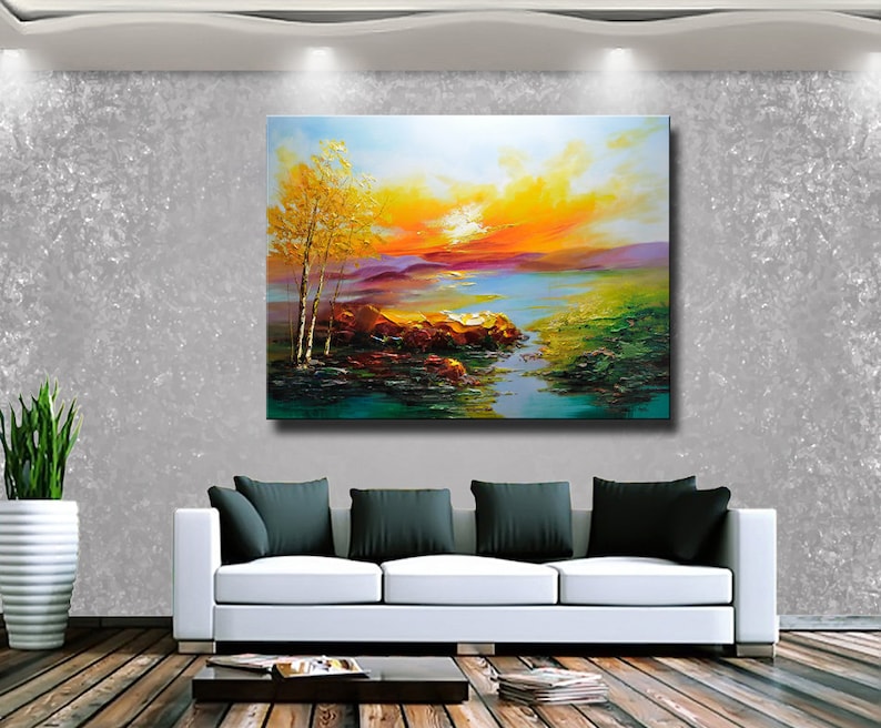 K&ouml;nnte beinhalten: Ein Gem&auml;lde, das einen Sonnenuntergang &uuml;ber einem See mit einer kleinen Insel in der Mitte zeigt. Der Himmel ist eine Mischung aus Orange, Gelb und Rosa. Auf der linken Seite des Gem&auml;ldes befinden sich B&auml;ume und auf der rechten Seite gr&uuml;nes Gras.