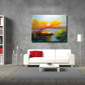 K&ouml;nnte beinhalten: Ein Gem&auml;lde, das eine Landschaft mit einem See, B&auml;umen und einem Sonnenuntergang zeigt. Das Gem&auml;lde befindet sich in einem Wohnzimmer mit einer wei&szlig;en Couch, einem Couchtisch und einer Stehlampe.