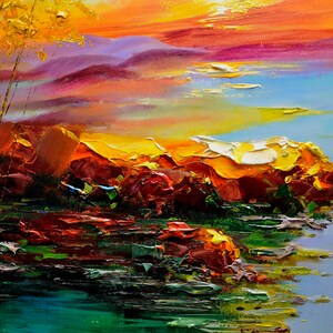 K&ouml;nnte beinhalten: Ein farbenfrohes &Ouml;lgem&auml;lde, das eine Landschaftsszene mit einem Fluss darstellt, der durch ein Feld aus gr&uuml;nem und gelbem Gras flie&szlig;t. Der Himmel ist leuchtend orange und rosa mit ein paar wei&szlig;en Wolken. Auf der linken Seite des Gem&auml;ldes befinden sich zwei B&auml;ume und auf der rechten Seite ein felsiger Ausl&auml;ufer.