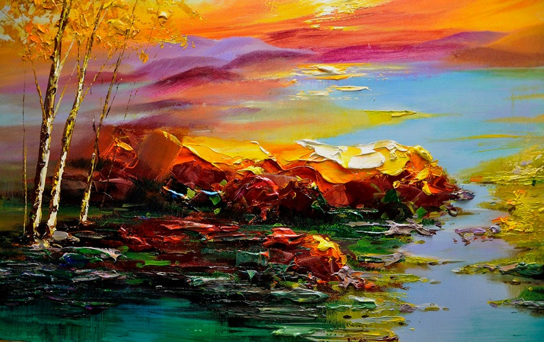 K&ouml;nnte beinhalten: Ein farbenfrohes &Ouml;lgem&auml;lde, das eine Landschaftsszene mit einem Fluss darstellt, der durch ein Feld aus gr&uuml;nem und gelbem Gras flie&szlig;t. Der Himmel ist leuchtend orange und rosa mit ein paar wei&szlig;en Wolken. Auf der linken Seite des Gem&auml;ldes befinden sich zwei B&auml;ume und auf der rechten Seite ein felsiger Ausl&auml;ufer.