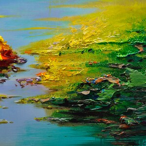 K&ouml;nnte beinhalten: Abstrakte &Ouml;lmalerei einer Landschaft mit einem Wasserlauf, der durch ein Feld aus gr&uuml;nem und gelbem Gras flie&szlig;t. Das Gem&auml;lde hat einen strukturierten Impasto-Stil.