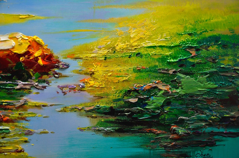 K&ouml;nnte beinhalten: Abstrakte &Ouml;lmalerei einer Landschaft mit einem Wasserlauf, der durch ein Feld aus gr&uuml;nem und gelbem Gras flie&szlig;t. Das Gem&auml;lde hat einen strukturierten Impasto-Stil.