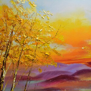 K&ouml;nnte beinhalten: Ein Gem&auml;lde, das einen goldenen Baum vor dem Hintergrund eines violetten und orangefarbenen Sonnenuntergangs zeigt. Der Baum ist mit dicken, strukturierten Pinselstrichen gemalt.