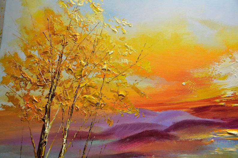 K&ouml;nnte beinhalten: Ein Gem&auml;lde, das einen goldenen Baum vor dem Hintergrund eines violetten und orangefarbenen Sonnenuntergangs zeigt. Der Baum ist mit dicken, strukturierten Pinselstrichen gemalt.