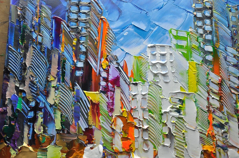 Puede incluir: Pintura abstracta de un horizonte urbano con edificios coloridos y un cielo azul. La pintura est&aacute; realizada en un estilo impasto grueso, con pinceladas visibles.