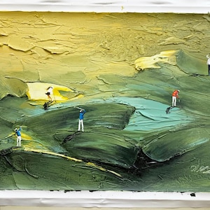 Op de afbeelding: Een olieverfschilderij dat een golfbaan met golfers uitbeeldt. Het kunstwerk heeft een textuurrijke impasto-stijl met een palet van groen, geel en blauw. Miniatuurfiguren van golfers zijn op de baan geplaatst.