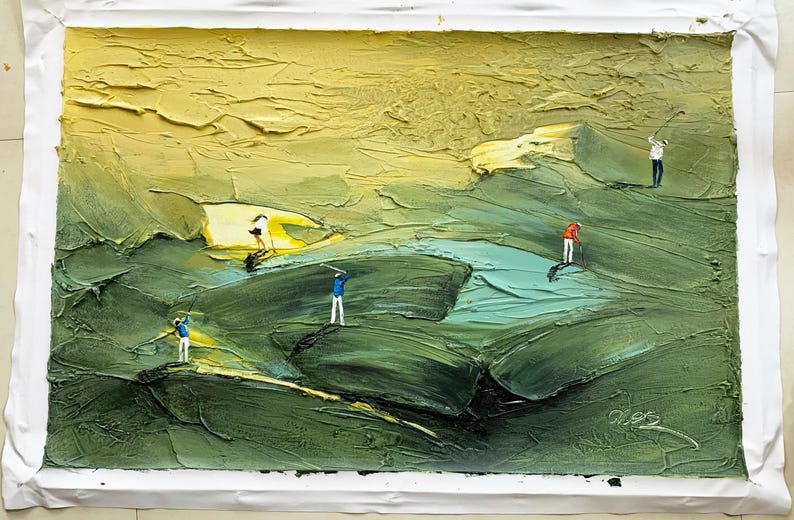 Op de afbeelding: Een olieverfschilderij dat een golfbaan met golfers uitbeeldt. Het kunstwerk heeft een textuurrijke impasto-stijl met een palet van groen, geel en blauw. Miniatuurfiguren van golfers zijn op de baan geplaatst.
