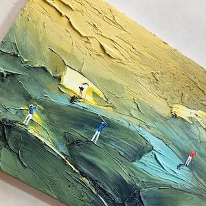Op de afbeelding: Getextureerd olieverfschilderij dat een golfbaan sc&egrave;ne uitbeeldt. Het kunstwerk toont miniatuurfiguren van golfers in actie op een groen en geel landschap. De schilderstijl is dik en impasto.