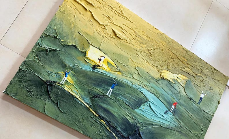 Op de afbeelding: Getextureerd olieverfschilderij dat een golfbaan sc&egrave;ne uitbeeldt. Het kunstwerk toont miniatuurfiguren van golfers in actie op een groen en geel landschap. De schilderstijl is dik en impasto.