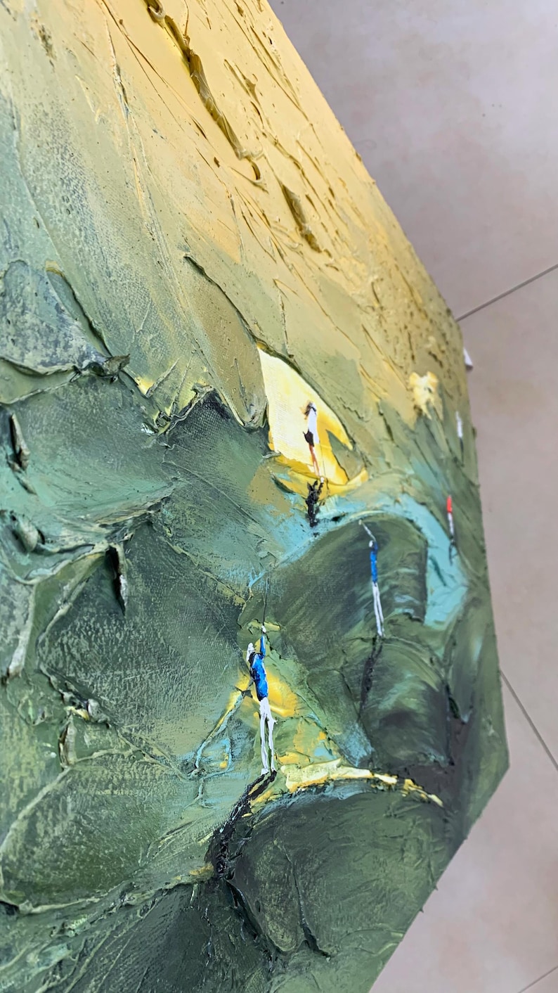 Op de afbeelding: Getextureerd olieverfschilderij dat een landschap met figuren uitbeeldt. Het kunstwerk gebruikt een palet van groen en geel, met zichtbare penseelstreken die een driedimensionaal effect cre&euml;ren. Kleine figuren in wit, blauw en rood zijn verspreid.