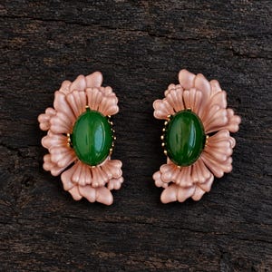 Boucles d'oreilles puces en forme de fleur avec centre en agate verte, pétales roses sculptés et détails dorés, paire tendance