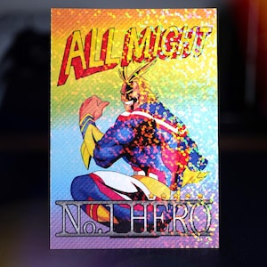 Può includere: Una carta collezionabile olografica rettangolare raffigurante il personaggio All Might in un costume blu, rosso e giallo. Il testo ALL MIGHT appare in alto in rosso e No. HERO è stampato in basso. La carta ha una finitura scintillante a puntini.