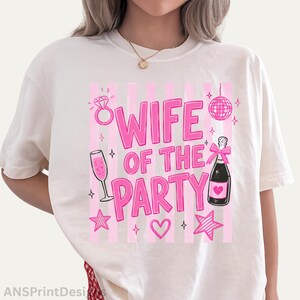 Moglie della festa, T-shirt THE PARTY - Regalo per la futura sposa, Regalo unico per la festa di fidanzamento, Maglietta per addio al nubilato, Maglietta per la sposa, Maglietta divertente per la moglie