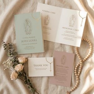 Può includere: Un set di cancelleria funebre che include un programma verde salvia, un cartoncino commemorativo color crema, un biglietto di ringraziamento e una carta di preghiera color malva. Ogni pezzo presenta un disegno dorato della Vergine di Guadalupe.