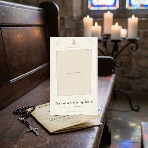 Può includere: Un cartoncino rettangolare per programma funebre con sfondo color crema, dotato di uno spazio centrale per una foto ritratto, il testo "EN MEMORIA AMOROSA" e uno spazio per nome completo, date di nascita e di morte, accompagnato da un rosario.