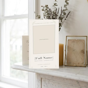Può includere: Un cartoncino rettangolare color bianco sporco per programma funebre con uno spazio per una foto ritratto, il testo "CELEBRATING A LIFE WELL LIVED", "[Full Name]", "[BIRTH YEAR] - [PASSING YEAR]", "GATHERED IN REMEMBRANCE" e "[Date | Place]" con disegni botanici.