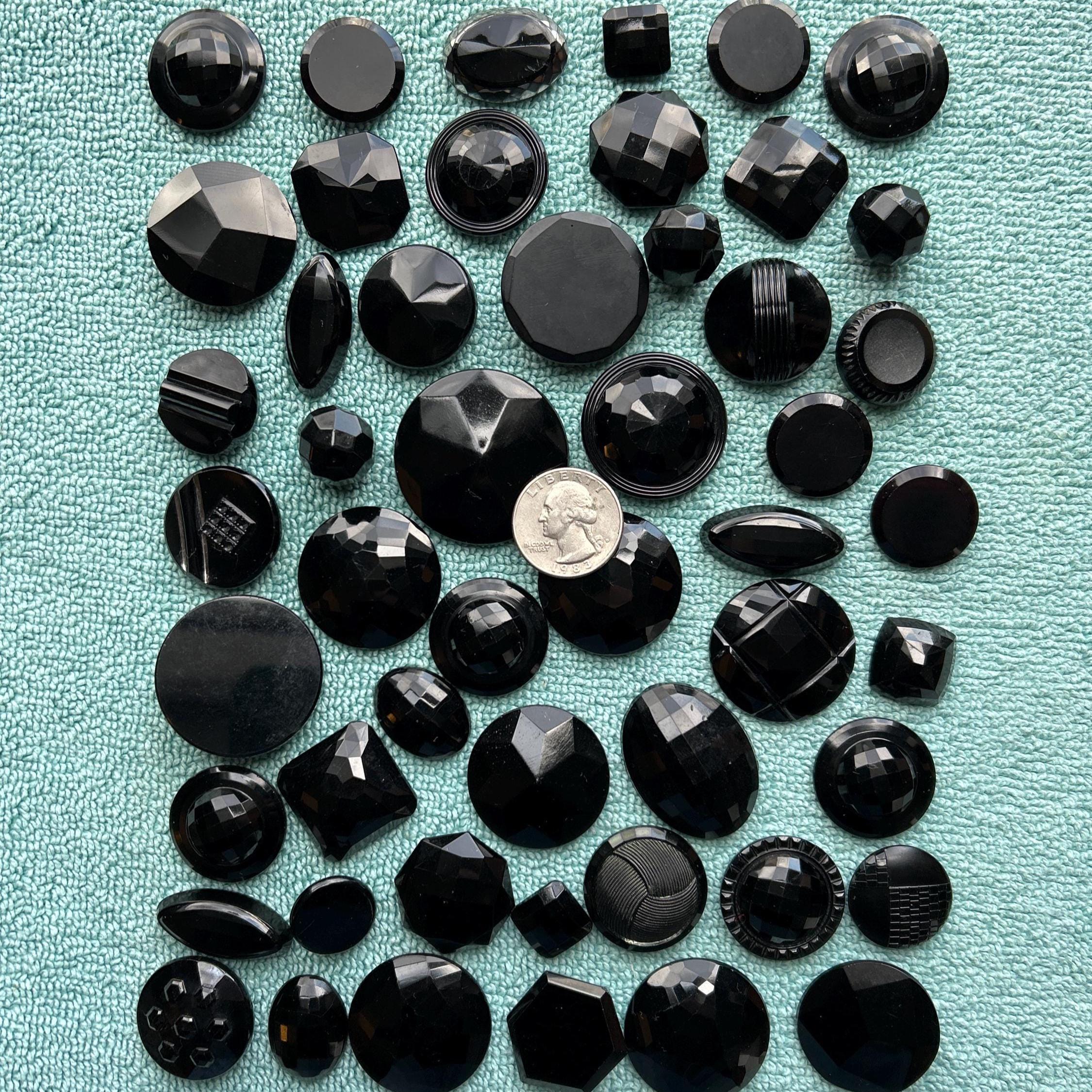 2 boutons anciens en verre noir ciselé - collection Mercerie