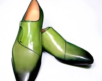 Handgefertigte grüne Herrenschuhe in frischer Farbe mit stylischen Seitenriemen