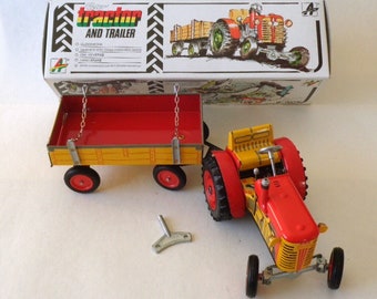 HOT Vintage Tractor & Trailer Collectible Tin Toy with Wind-up Key Yellow 
