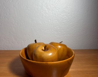 Ensemble bol et pomme en bois signé Elmer Brigg, art populaire en érable à sucre tourné à la main