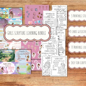 Puede incluir: Un paquete digital de aprendizaje de las escrituras con tarjetas ilustradas a color, hojas de pegatinas con mariposas y cruces, y páginas para colorear en blanco y negro. El texto incluye Girls Scripture Learning Bundle, 3 printable sticker pages, 11 cards w/customizable backs, 11 printable coloring pages y Easy Fun Scripture Learning.