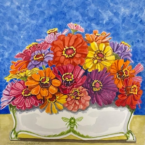 Könnte beinhalten: Aquarellmalerei eines lebendigen Bouquets von Zinnien in einer weißen, verzierten Vase. Die Blumen sind in Rot-, Orange-, Gelb-, Rosa- und Lilatönen vor einem blauen Hintergrund. Eine grüne Biene ist auf der Vase gemalt.