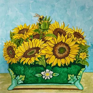 Könnte beinhalten: Aquarellmalerei von Sonnenblumen in einem grünen dekorativen Behälter. Die Sonnenblumen sind gelb mit braunen Zentren, und eine Biene schwebt darüber. Der Behälter hat ein weißes Blumendesign und grüne Akzente.