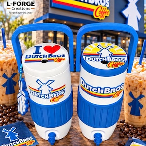 Puede incluir: Dos enfriadores de bebidas blancos y azules con la marca Dutch Bros Coffee. Cada enfriador tiene un asa azul, una banda de agarre texturizada azul y un grifo en la base. Las tapas muestran logotipos de Dutch Bros con corazón y molino.