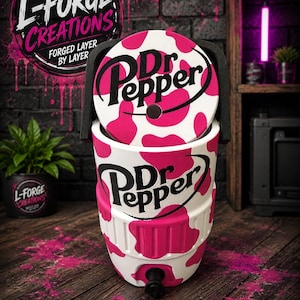 Pu&ograve; includere: Un refrigeratore per bevande bianco e rosa acceso con stampa a macchie di mucca, caratterizzato dal logo nero Dr Pepper sulla parte anteriore e sul coperchio. Il refrigeratore cilindrico ha una maniglia nera e un rubinetto nero alla base.