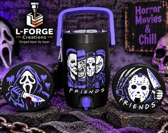 Può includere: Un refrigeratore per bevande nero con manico e rubinetto viola, caratterizzato da una grafica con quattro personaggi di film horror e la scritta FRIENDS. Sono inclusi due coperchi circolari neri abbinati, ciascuno con un'illustrazione.