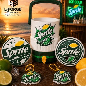 Peut inclure: Une glacière à boisson blanche et verte avec le logo Sprite, deux sous-verres circulaires arborant le logo Sprite et deux porte-clés sur le thème de Sprite. La glacière possède une poignée vert foncé et un robinet jaune. Des citrons et glaçons sont présents.