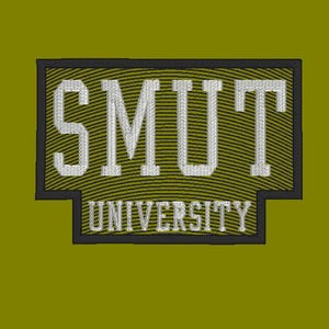 Könnte beinhalten: Ein gestickter Aufnäher auf olivgrünem Hintergrund mit dem Text SMUT UNIVERSITY in weißen Blockbuchstaben. Das Design umfasst einen schwarzen Rand und eine Reihe konzentrischer kreisförmiger Linien innerhalb der rechteckigen Form.
