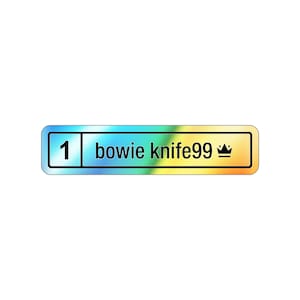 Könnte beinhalten: Ein rechteckiger Aufkleber mit einem Farbverlauf aus Blau, Grün und Gelb. Der Aufkleber hat die Zahl 1 links, den Text "bowie knife99" in der Mitte und ein kleines Kronensymbol rechts.