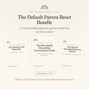 以下が含まれることがあります： 「The Default Parent Reset Bundle」というタイトルのデジタル製品バンドルで、3つの印刷可能なPDFが含まれています。「Mental Load Reset Kit」、「Household Ownership Conversation Guide」、「Shared Household System Starter」が含まれています。テキストは「Dump it. Talk about it. Put it somewhere everyone can see.」と書かれています。