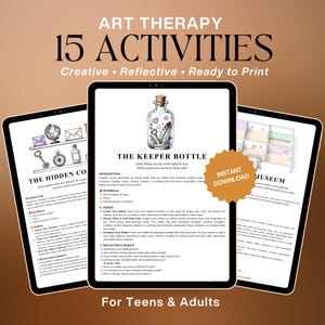Può includere: Un set di attività di arteterapia digitale con 15 pagine stampabili per adolescenti e adulti. Il display mostra tre schermi di tablet con fogli di lavoro illustrati intitolati The Hidden Collection, The Keeper Bottle e The Museum.