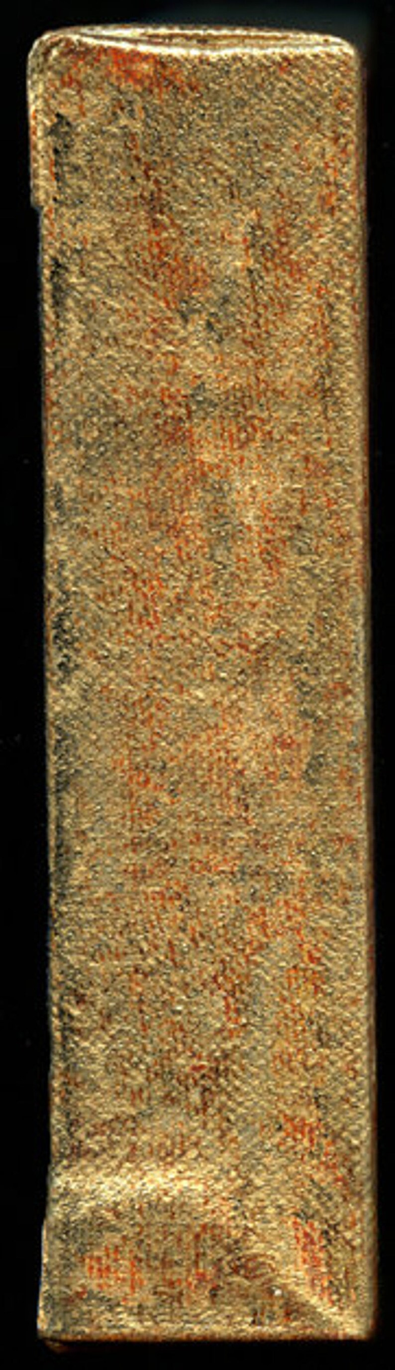 Peut inclure: Gros plan sur une couverture de livre textur&eacute;e de couleur dor&eacute;e avec une teinte brun rouge&acirc;tre. La couverture a un aspect l&eacute;g&egrave;rement us&eacute;.