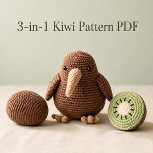 Op de afbeelding: Een bruin gehaakt kiwi-vogelspeeltje met een lichtbeige snavel en zwarte ogen, vergezeld van een effen bruin gehaakt ei en een schijfje kiwi met een lichtgroen centrum en zwarte zaden. De tekst 3-in-1 Kiwi Pattern PDF is zichtbaar.