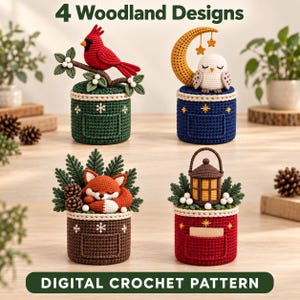 Könnte beinhalten: Vier gehäkelte Behälter mit Waldmotiven, darunter ein roter Kardinal auf einem Ast, eine Eule mit Mondsichel, ein schlafender Fuchs mit Tannennadeln und eine Laterne. Text: 4 Woodland Designs und DIGITAL CROCHET PATTERN.